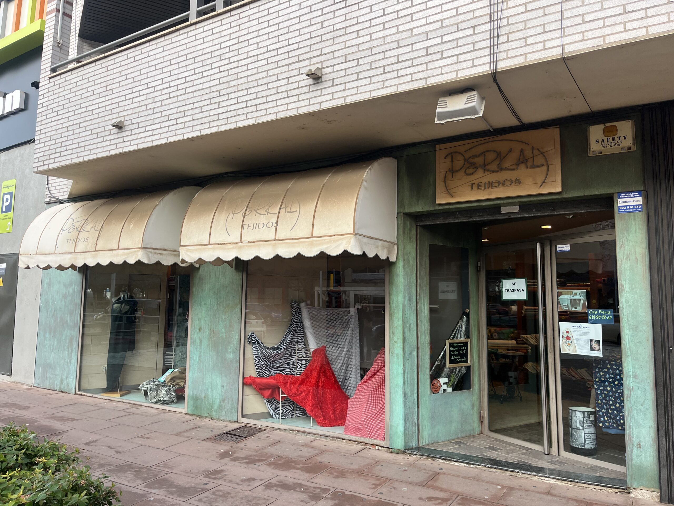 Se traspasa por jubilación en Fraga, comercio de venta de telas para confección.